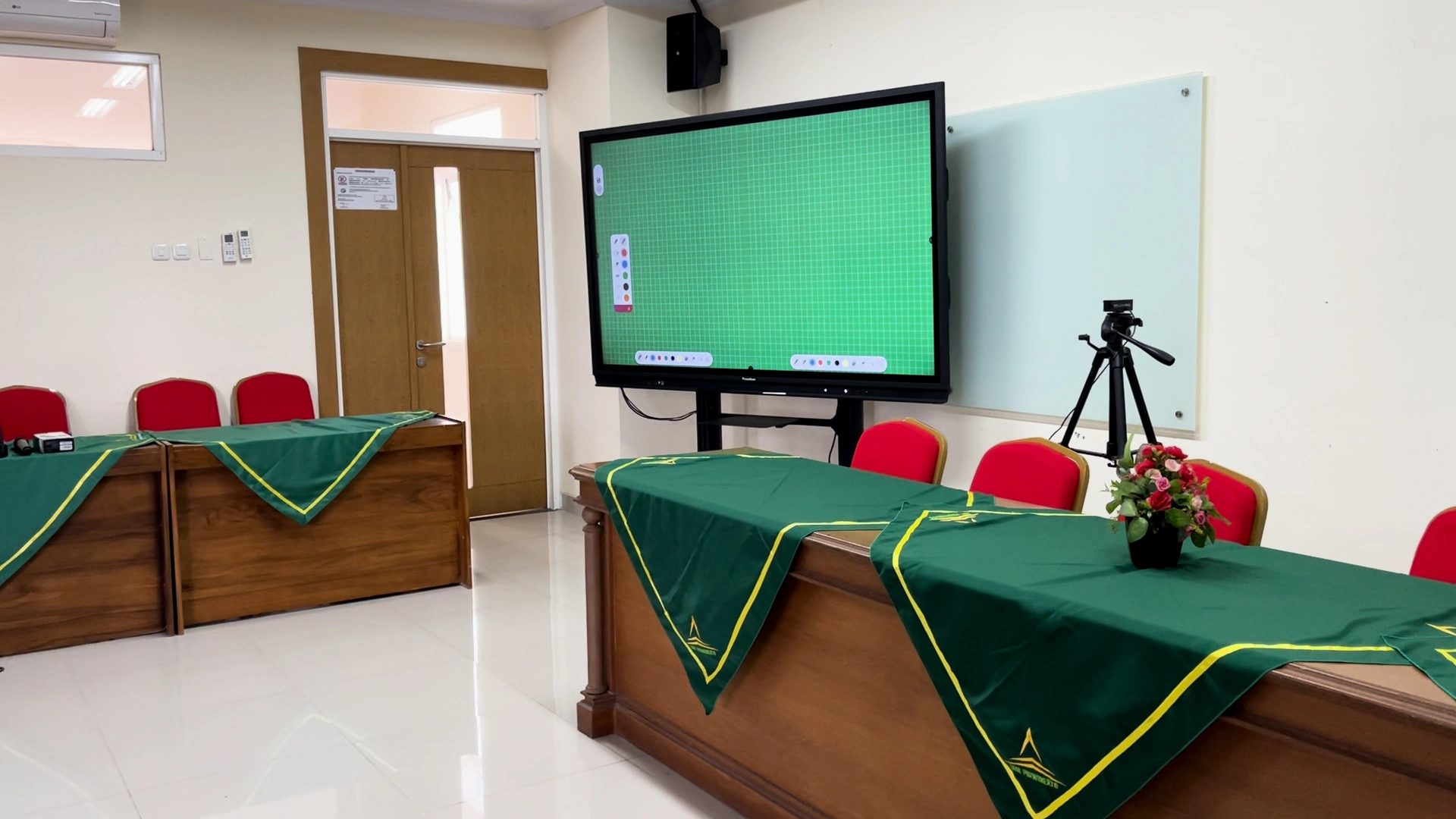 Interactive Flat Panel Solusi Untuk Presentasi Interaktif